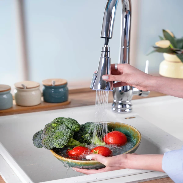 شیر ظرفشویی شاوری ( یک خانمی که داره سبزیجات رو با شیر ظرفشویی شاوری میشوره )